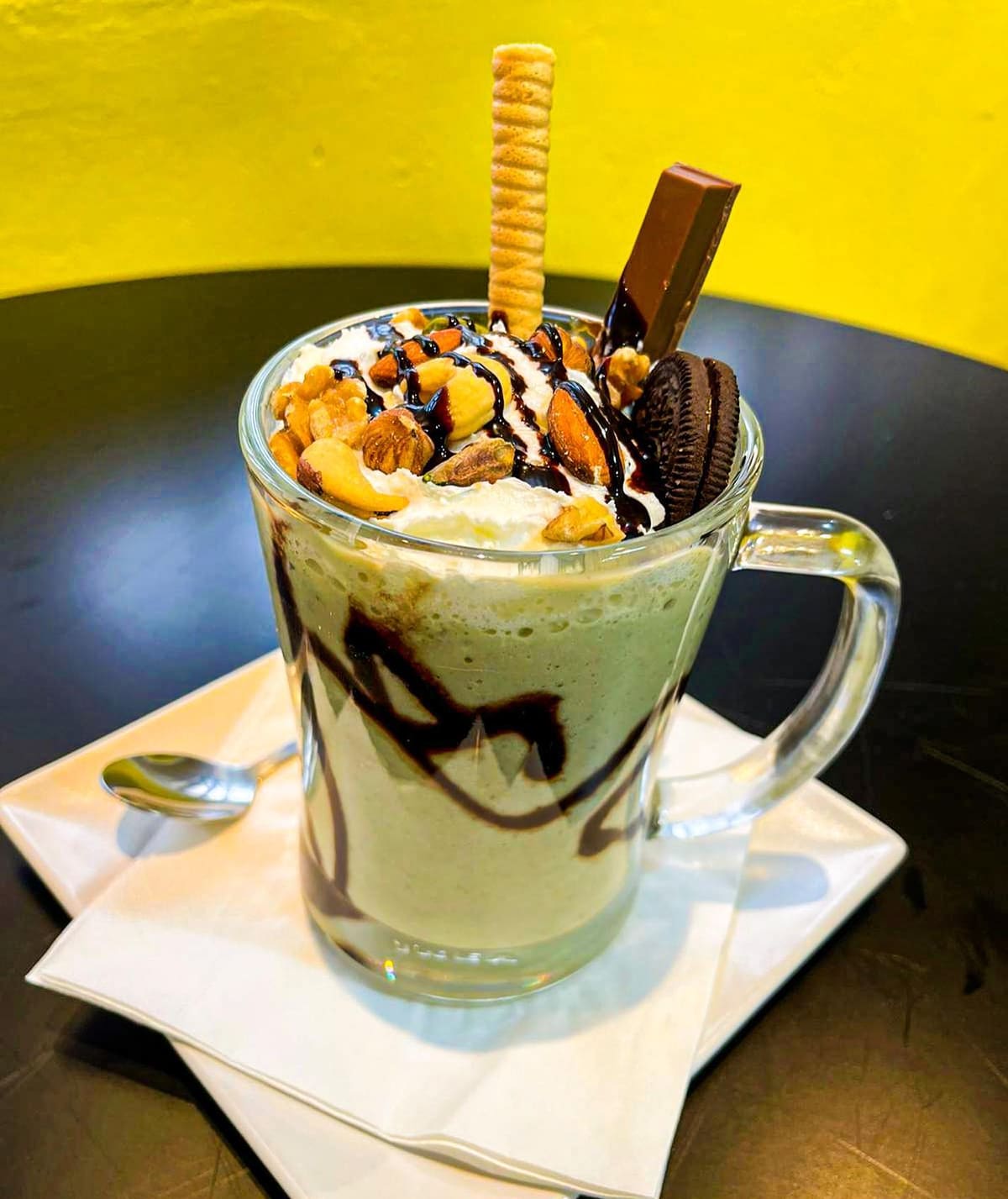 Batido ZaaZaa con nata, frutos secos y chocolate