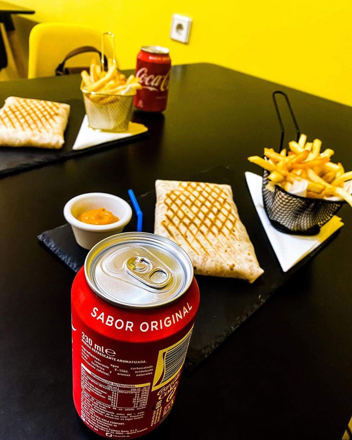 Menú de french tacos con patatas en cesta, salsa y refresco